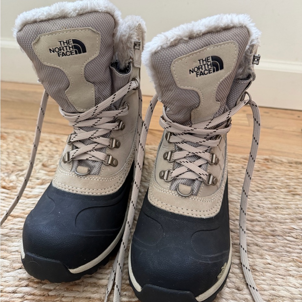 Like New Women’s North Face Waterproof Snow Boots